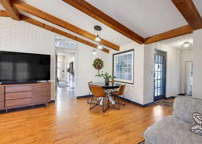 909 & Vine Photo Worthy With Pool * Shelbyville