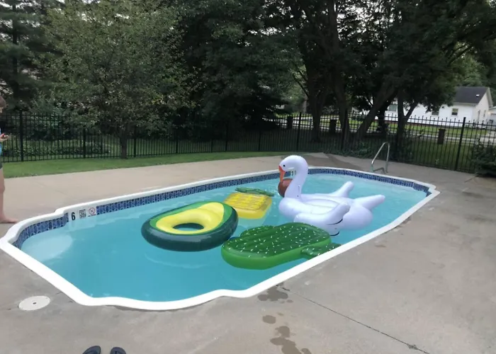 909 & Vine Photo Worthy With Pool